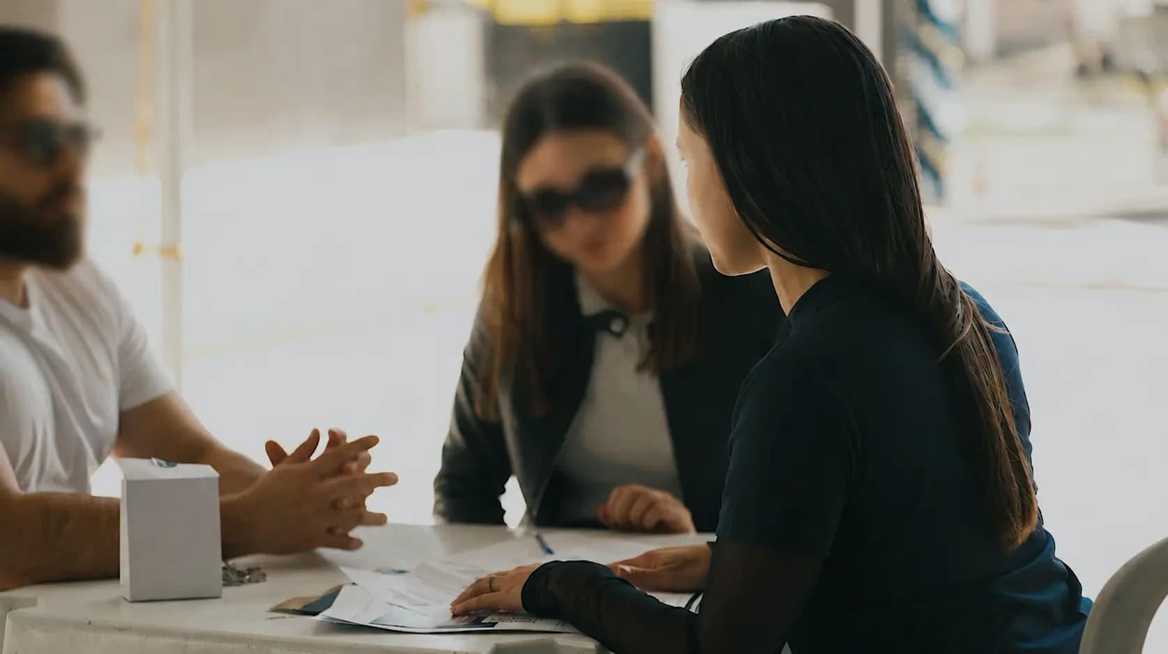 Equipe da VKR acompanhando cliente na assinatura de documentos de entrega