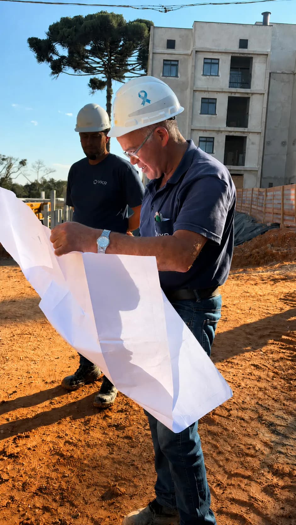 Equipe da VKR analisando plantas no canteiro de obras